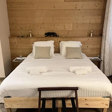 Le 19 - Patio 34m2 - Centre Historique - Clim